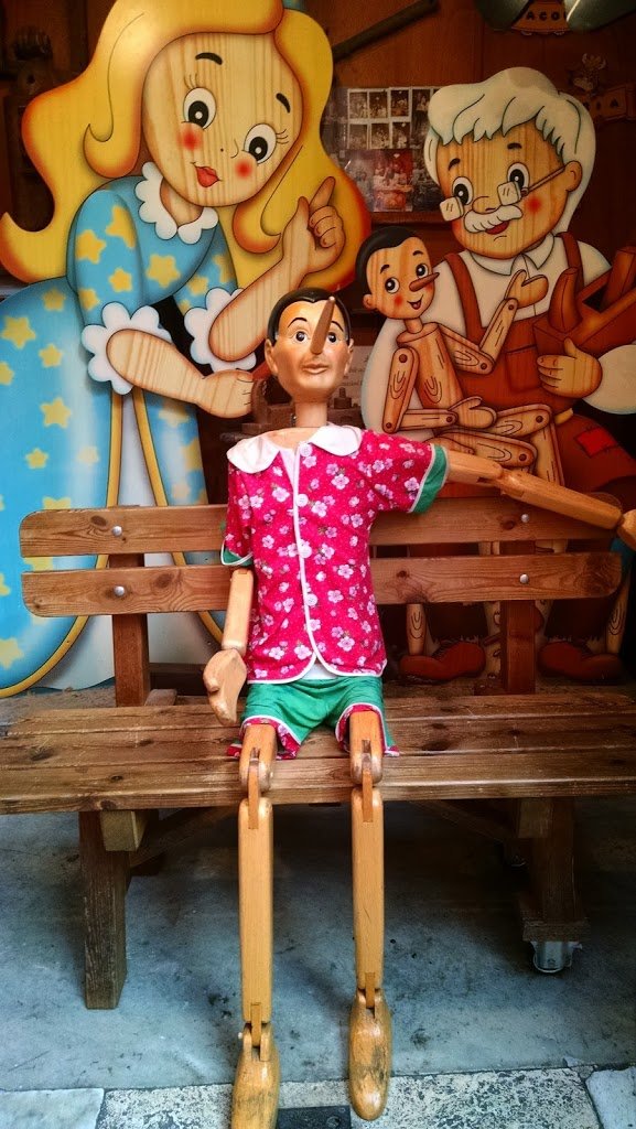 Figura de Pinocho gigante en la tienda Bartolucci de Roma | Bitácoras Viajeras