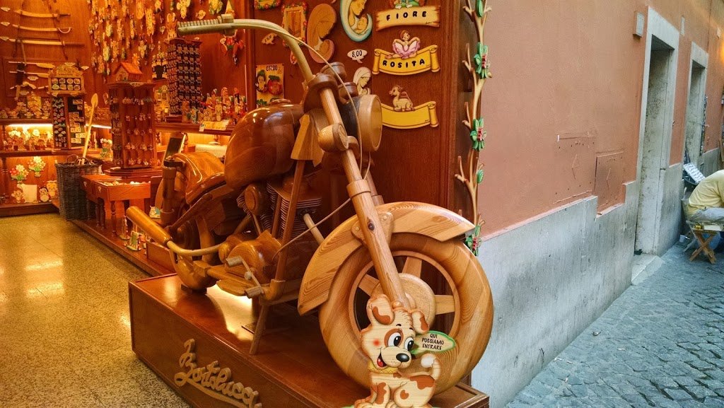 Harley a escala fabricada con madera en la tienda Bartolucci | Bitácoras Viajeras
