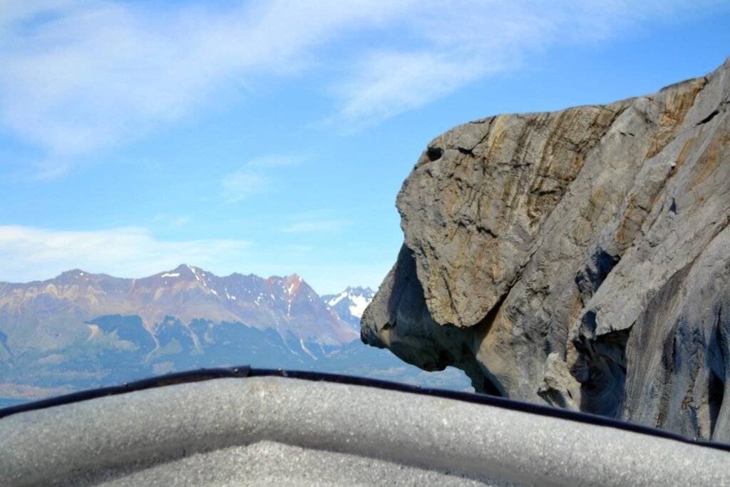 Catedrales de Mármol, Roca con forma de perro